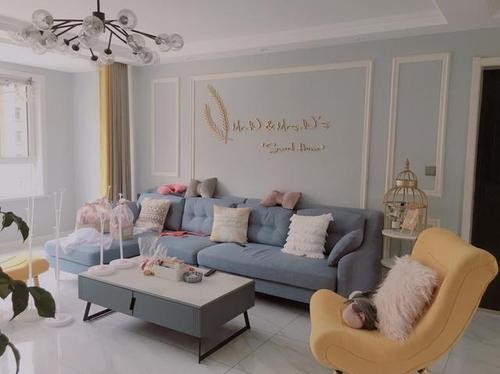 她家自己设计,石膏线条做背景墙,家具来源网购,完工后很漂亮!