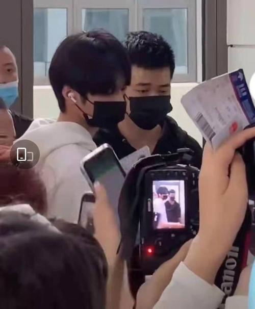时代少年团刘耀文被粉丝机场围堵气到翻白眼