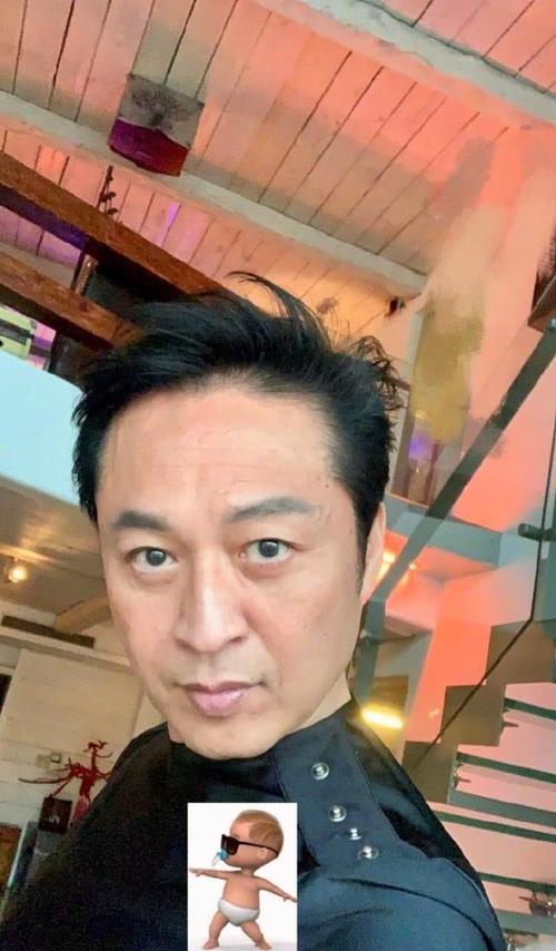 57岁马景涛晒自拍颜值回春,脸色红润精气神足,乌黑帅发型抢镜