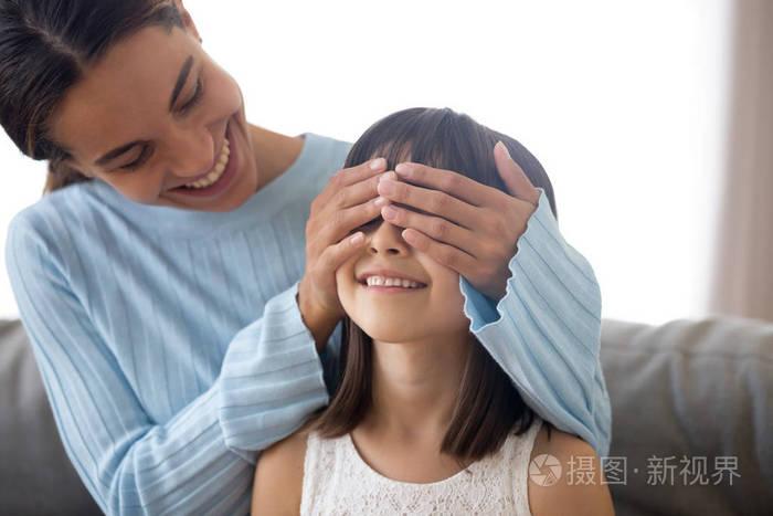母亲准备让孩子惊讶地用手捂住眼睛