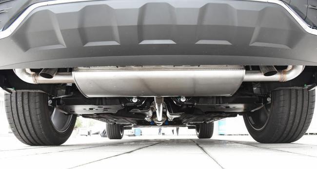 因为价格定位不低,所以在底盘细节上,吉利星越l也是加入了应有的高级