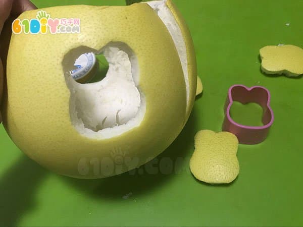 61diy教你用柚子皮制作中秋节兔子灯