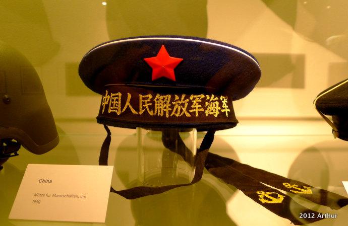 这里有许多中国元素,这是中国人们解放军海军军帽.