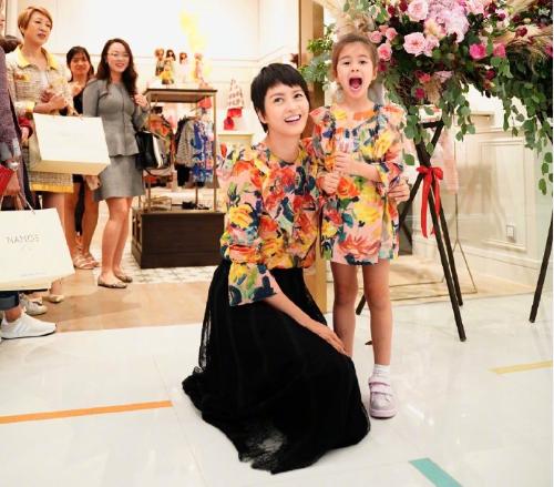 梁咏琪带娃做蛋糕45岁素颜真实5岁混血女儿门牙掉光仍漂亮