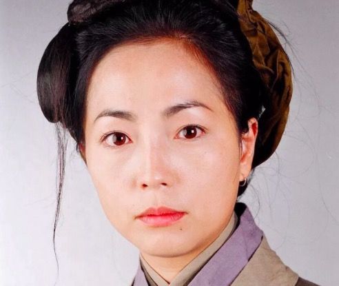 由香港著名演员苑琼丹扮演.