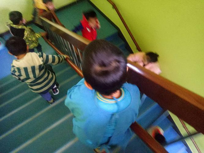 看护幼儿安全避免楼梯,过道拥堵造成危险,待幼儿全部通过后才能撤离