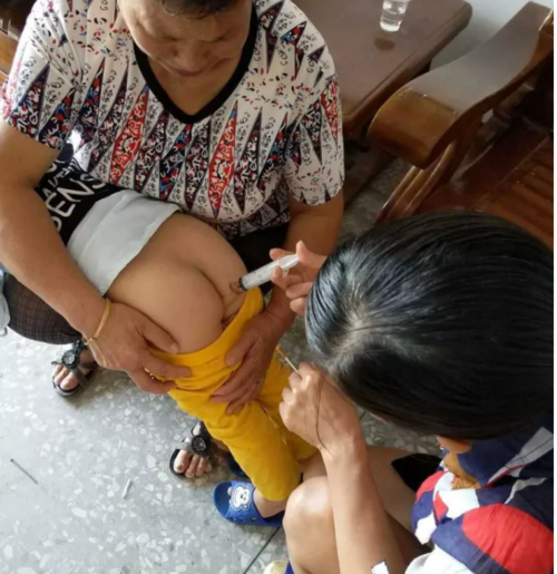 写美篇     中药保留灌肠从直肠给药,医生会根据患儿的年龄大小,分别