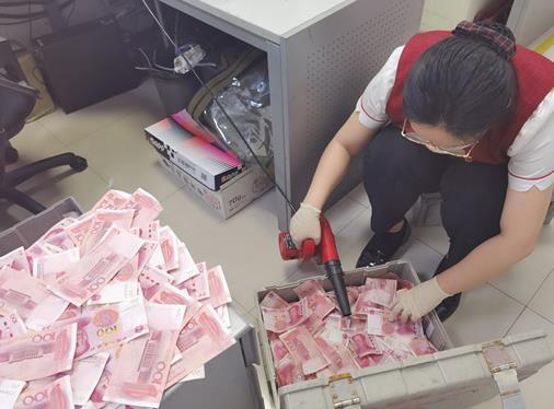 风雨无情 中信有爱——中信银行郑州分行清点潮湿现金