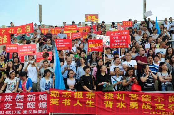 挂满励志横幅的泸州市纳溪区护国中学校园