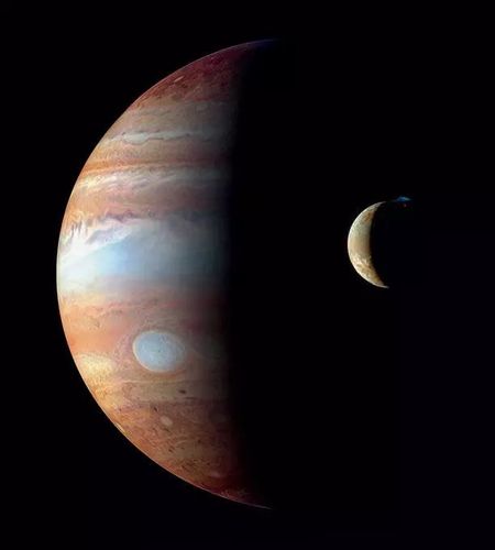 新地平线号于2007年飞掠木星最大的几颗卫星——木卫一,木卫二