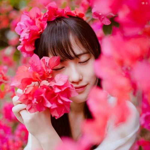 花丛里可爱清新姑娘的美丽容颜