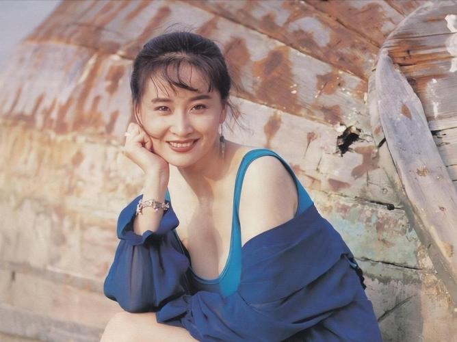 原创做情妇被原配暴打?性感女神于莉:从内地女一号到港片当花瓶