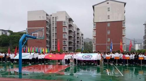 平乐县民族中学位于平乐镇,学校创建于1958年,在半个多世纪的办学历程