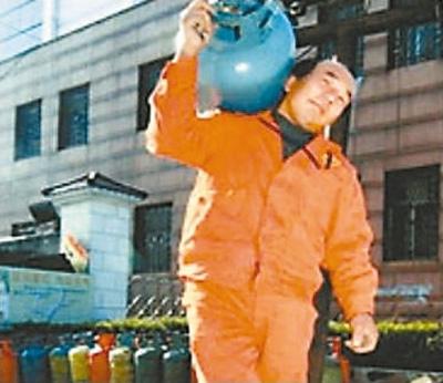 颜展红:扛着煤气罐 托起助学梦