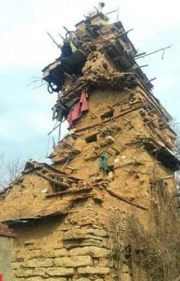 农村一老人精神错乱,自己用土盖7层小楼给弟弟做新房