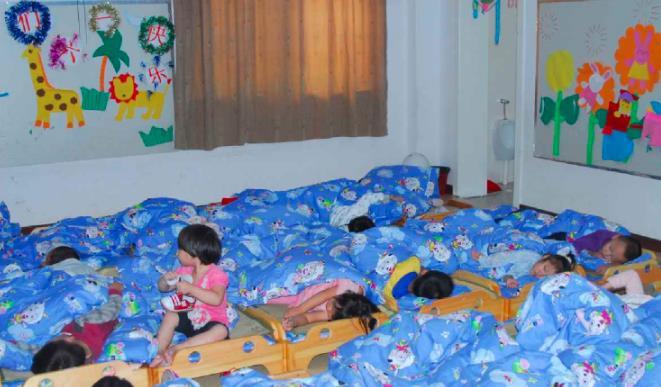 幼儿园孩子假睡觉:老师出门我撒欢,老师一来就闭眼