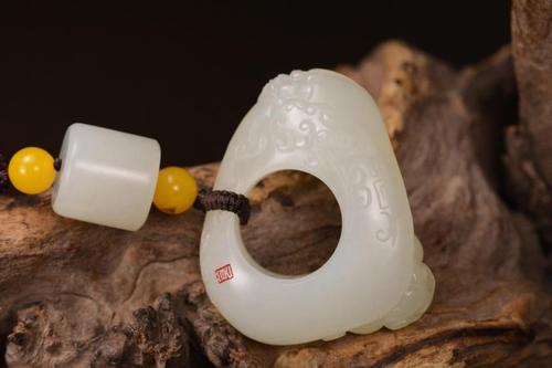 海派玉雕大师张良作品 新疆和田籽料 貔貅扳指 45.1克