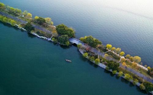 了解苏堤和白堤的名称由来?