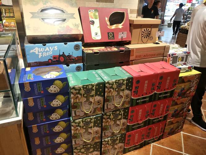水果礼品盒有集中陈列,根据礼盒规格与相对应商品进行陈列展示.