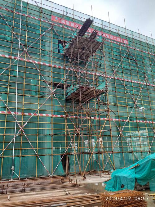 2,施工现场卸料平台采用钢管搭设,未使用定型化,工具式卸料平台.