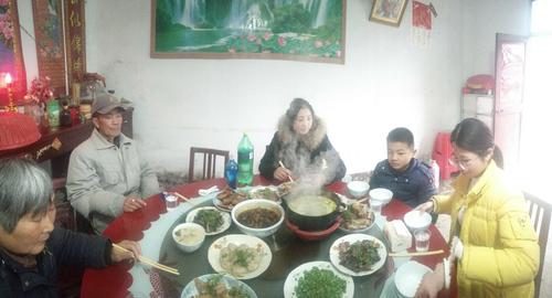 我们正在吃团圆饭呢,象征着团团圆圆,我们一家人围坐在桌子边聊边