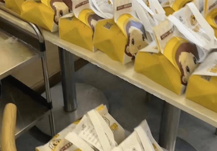 琴阿姨菜饭外卖爆单,外卖小哥忙坏了!