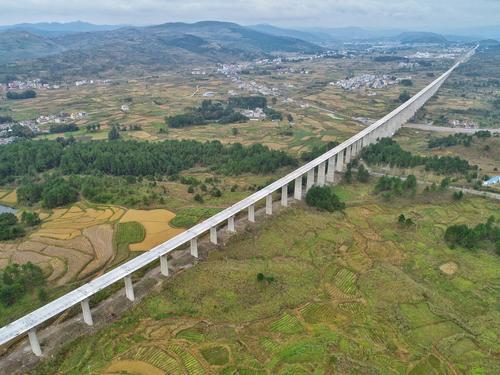 贵南高铁加紧建设施工