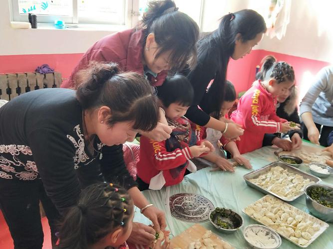 小精灵幼儿园学二班 迎新年亲子包饺子活动 - 美篇