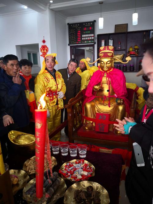 首先村长讲话.然后大家拜财神爷!最后摆在桌上贡品献给大家!