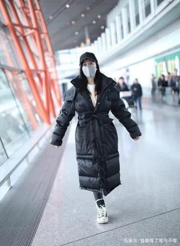 娄艺潇现身机场,穿大一号羽绒服加腰带显身材,胖乎乎