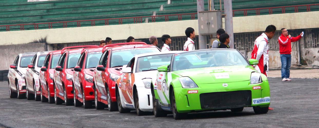华家班赛车俱乐部成立于2010年,该团队将汽车,摩托车特技表演与跑酷