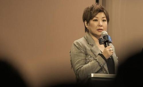 2002年,前央视主持人李静,亲手把伺候她的保姆送进监狱