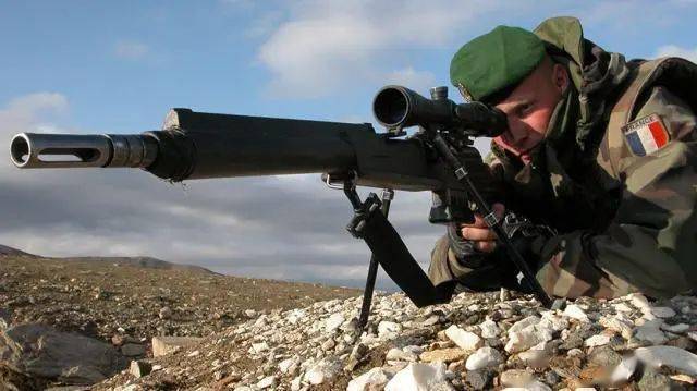 fr-f2是由法国地面武器工业公司生产的一款狙击步枪,目前除了是法国