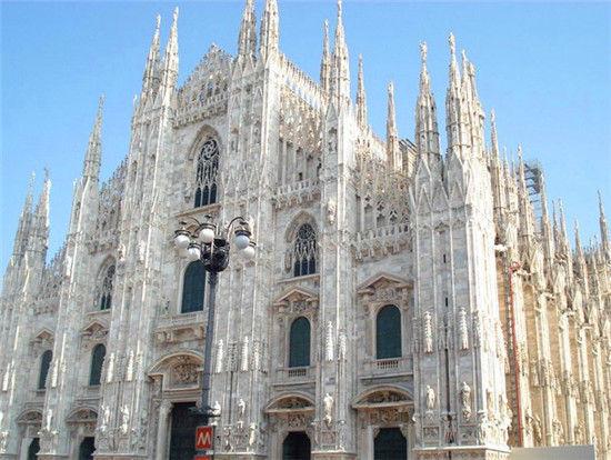 哥特式建筑是由罗马式建筑发展而来,由尖角的拱门,肋形拱顶和飞拱