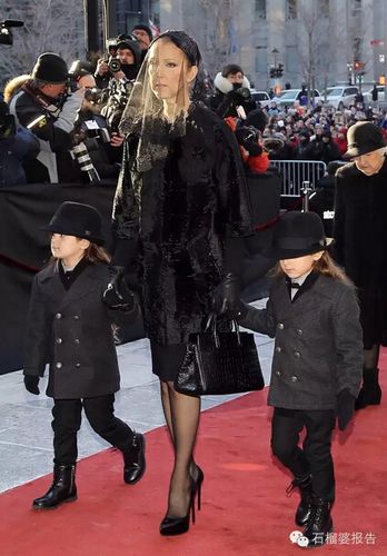 3,席琳·迪翁牵着双胞胎儿子,出席丈夫的葬礼.