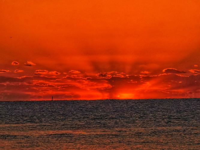 红霞满天一海上日出!