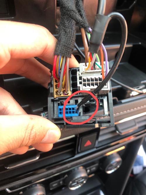后备箱关好就可以测试下图像,没问题以后就可以走线装后面的摄像头了