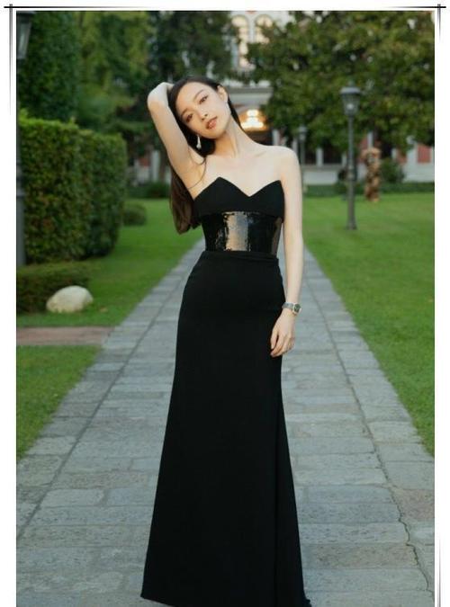 倪妮高级感绝对惊艳,一袭黑裙斩杀巨星晚宴,美成最
