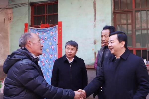 吴小华就花园村脱贫攻坚工作开展情况提出要求