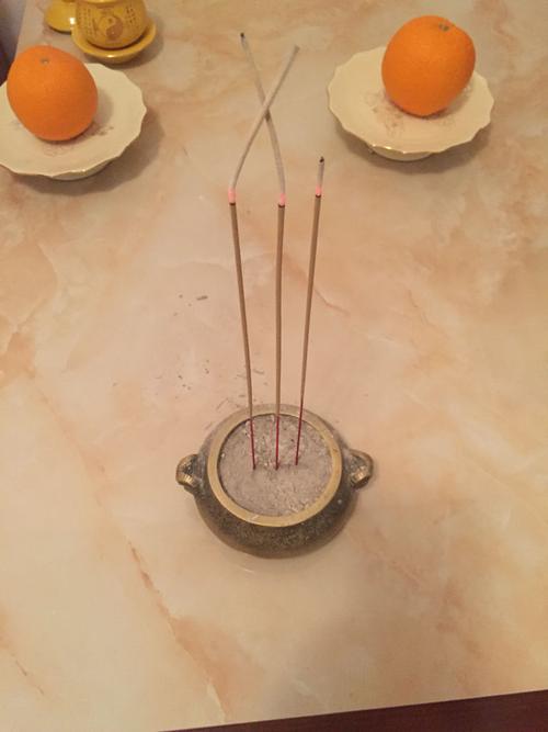 香灰弯曲预示着什么烧香时剩下的香灰弯了回来意味着什么意思