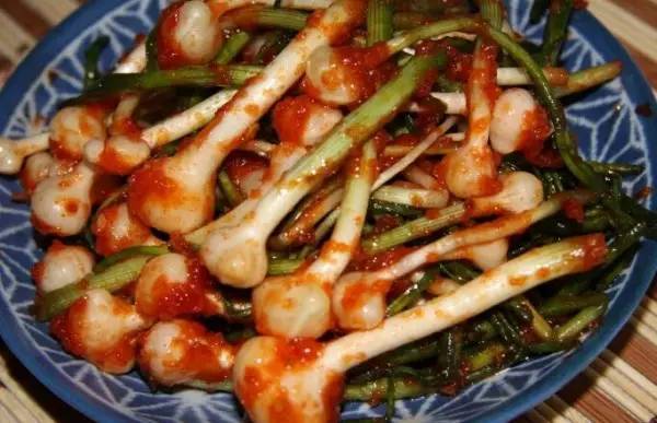 喂鸭子的 摊鸡蛋里面放点,诶,你还别说,味道真不错 " 小根蒜 " 东北叫