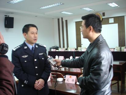 淄川公安分局副局长会后接受媒体采访.