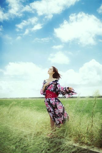 户外小清新养眼和服美女小露香肩唯美诱惑人体艺术写真图片二