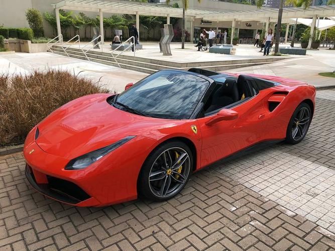 法拉利488敞篷版实车拉风的运动设计