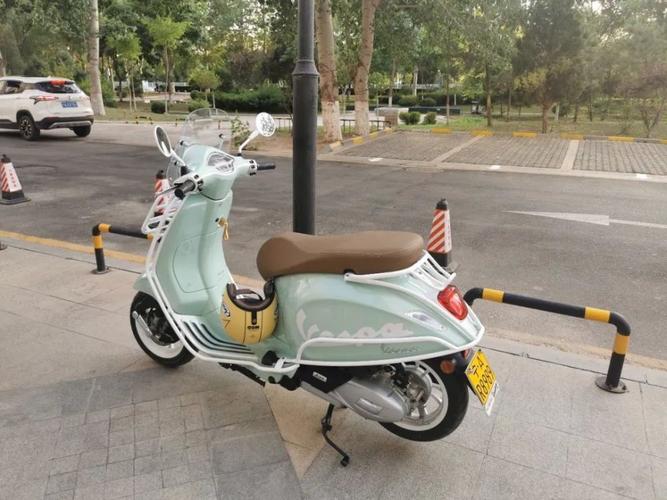 乔一凡改装的薄荷绿野餐版vespa
