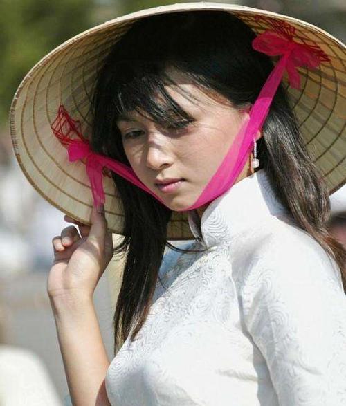 越南美女最具有特色的就是斗笠和民族服装奥黛,其实来源与我们的