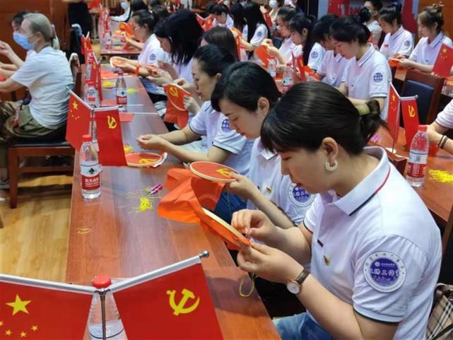 一针一线知党恩,大学生"绣娘"巧手绣党旗