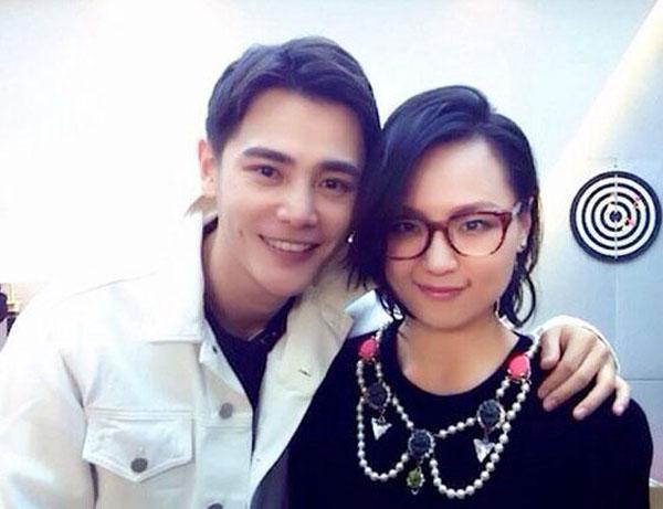 不久前,两人就开心互损,大聊闺蜜情,杨幂还大胆问及周笔畅男友的问题