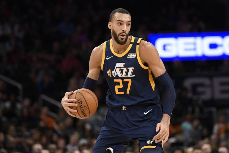 戈贝尔:对银牌并不满意,去年有伤病因素但要给快船称赞