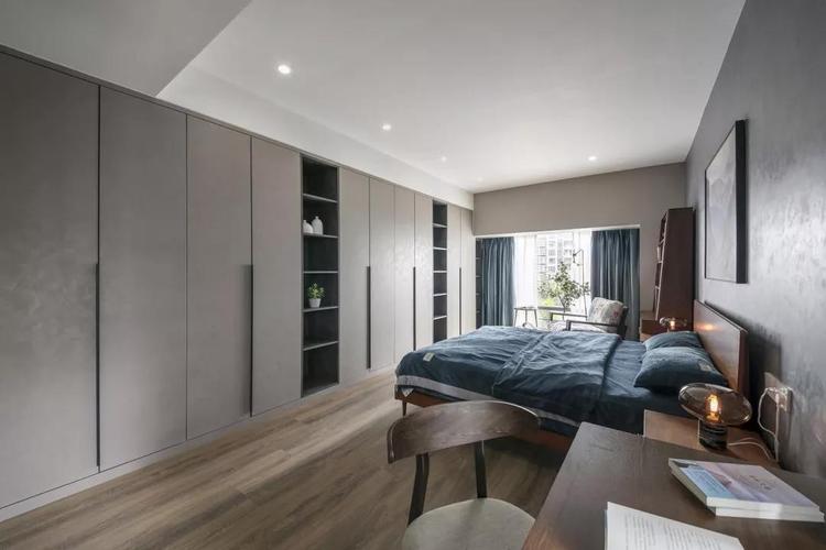 主人房的进深较大,装了一排大尺寸的灰色柜门衣柜,中间加入两列开放的